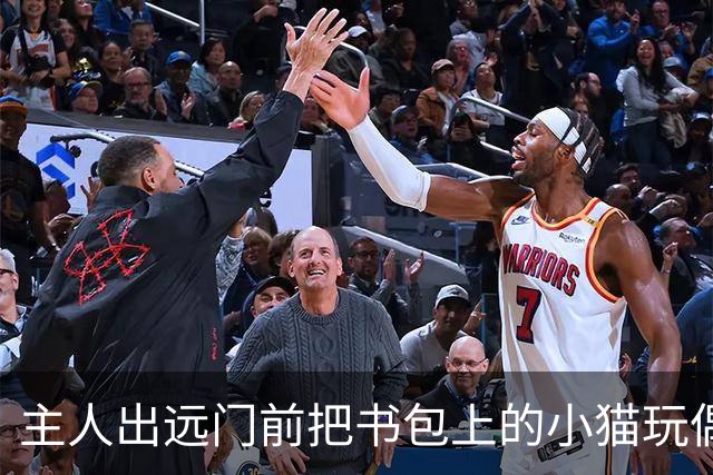 主人出远门前把书包上的小猫玩偶送给狗狗，几天后回家一看……瞬间心化了！